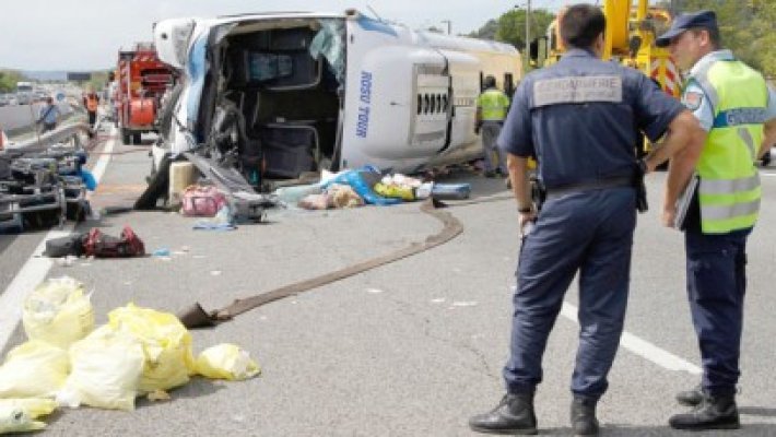 Un autocar cu români s-a răsturnat în Franţa: un bebeluş a murit, 40 de persoane sunt rănite